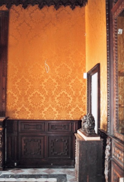 Tenture murale finie dans un château classé